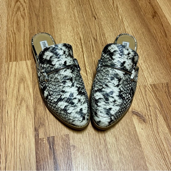 Steve Madden Women’s Size 7 Snake Print Mule - Picture 2 of 4